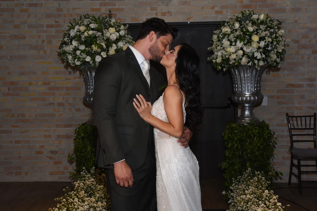 Miro Moreira e Liliane Lima se casam e dão o primeiro beijo (Foto: Andy Santana/AgNews)
