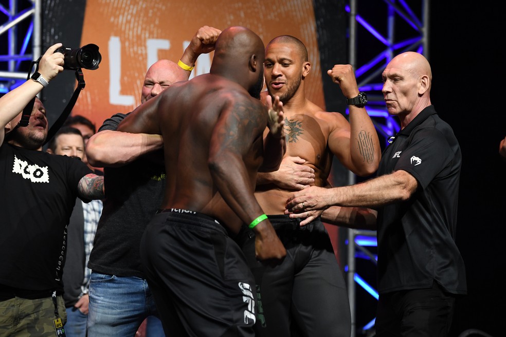 Pesagem do UFC 265: Derrick Lewis e Ciryl Gané são apartados durante  encarada | combate | ge