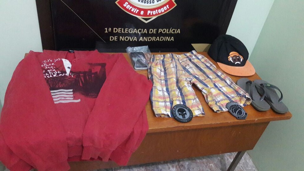 Moletom, celular e bon&eacute; do adolescente; bermuda e chinelos da v&iacute;tima (Foto: Liziane Zarpelon/TV Morena)