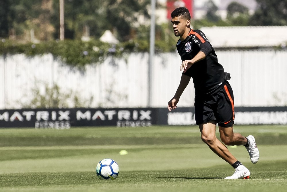 Léo Santos responde bem a testes no CT e deve jogar a final