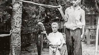 Bolsonaro com seis anos ao lado do pai, Percy Geraldo Bolsonaro, segurando um peixe, segundo ele, “uma traíra de uns 10kg”, em 1961— Foto: Reprodução/Redes sociais 