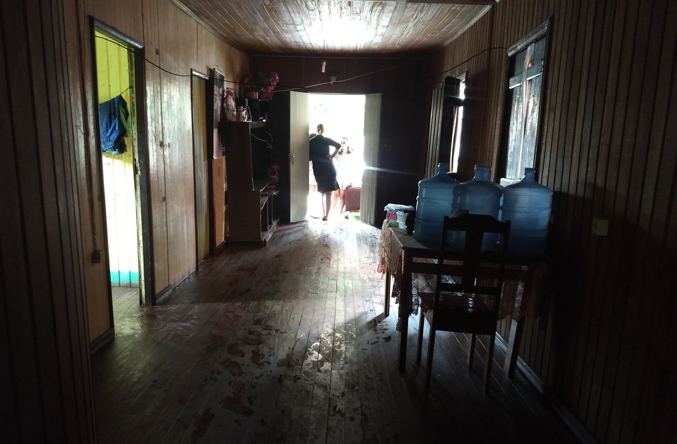 Chão da sala de Eutália cedeu durante a chuva e mulher teme que casa desabe (Foto: Aline Nascimento/G1)