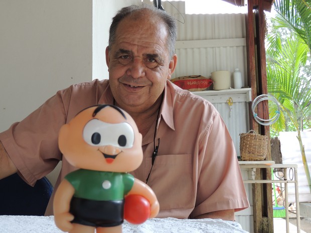 Seu Cebola e o boneco personagem dos gibis (Foto: Carolina Paes/G1)