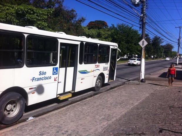 Ônibus da empresa São Francisco é assaltado por dois homens armados (Foto: Fabiana Mutiis/G1)