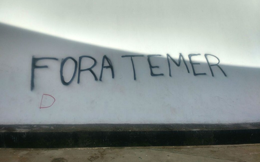 Pichação na fachada do Museu Nacional da República em Brasília em protesto contra governo de Michel Temer — Foto: Aldair Fernando/Arquivo pessoal