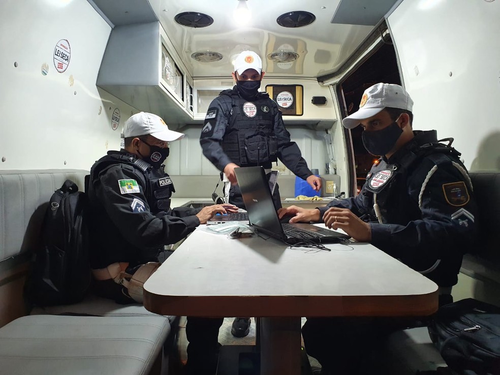 Procedimentos foram realizados na Van da PM que d&aacute; apoio &agrave; opera&ccedil;&atilde;o  &mdash; Foto: Cedidas / Ascom PM