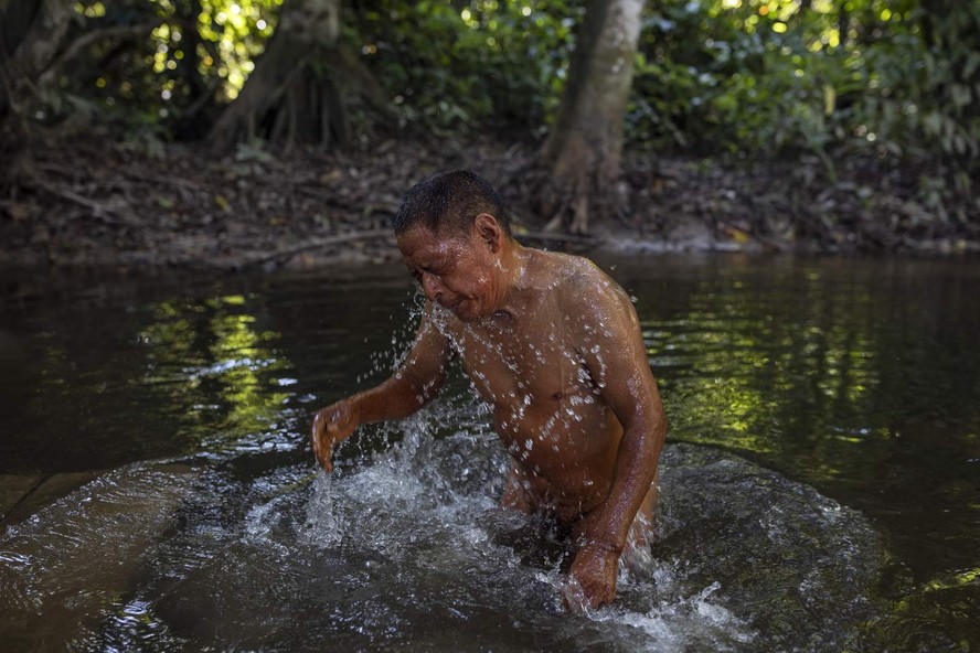 Pakyi se banha na floresta dentro do territrio Piripkura em Mato Grosso, Brasil