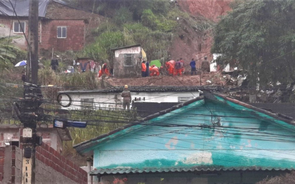 Bombeiros buscando vítima soterrada por barreira em Águas Compridas, Olinda — Foto: Bianka Carvalho/TV Globo