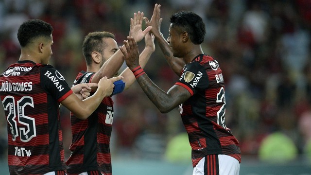 Flamengo não joga bem, mas vence Talleres-ARG pela Libertadores
