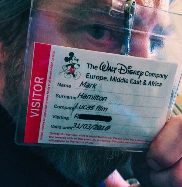 Mark Hamill com o crachá da Disney onde está escrito Mark Hamilton (Foto: Instagram)