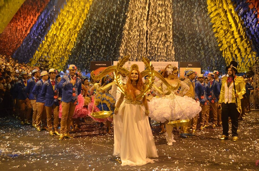 Moleka 100 Vergonha no São João de Campina Grande — Foto: Iara Alves/G1