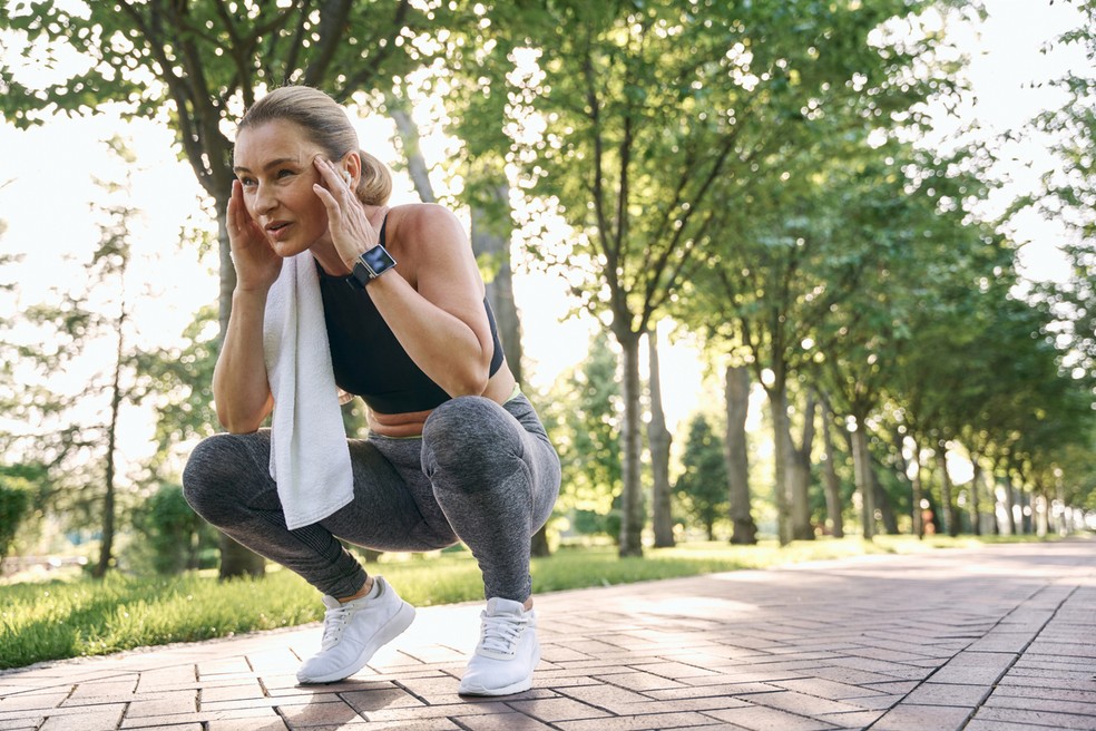 Com a menopausa, há uma redução na produção de estrogênio com consequente diminuição da disposição para várias tarefas do dia a dia, incluindo a atividade física — Foto: Istock Getty Images