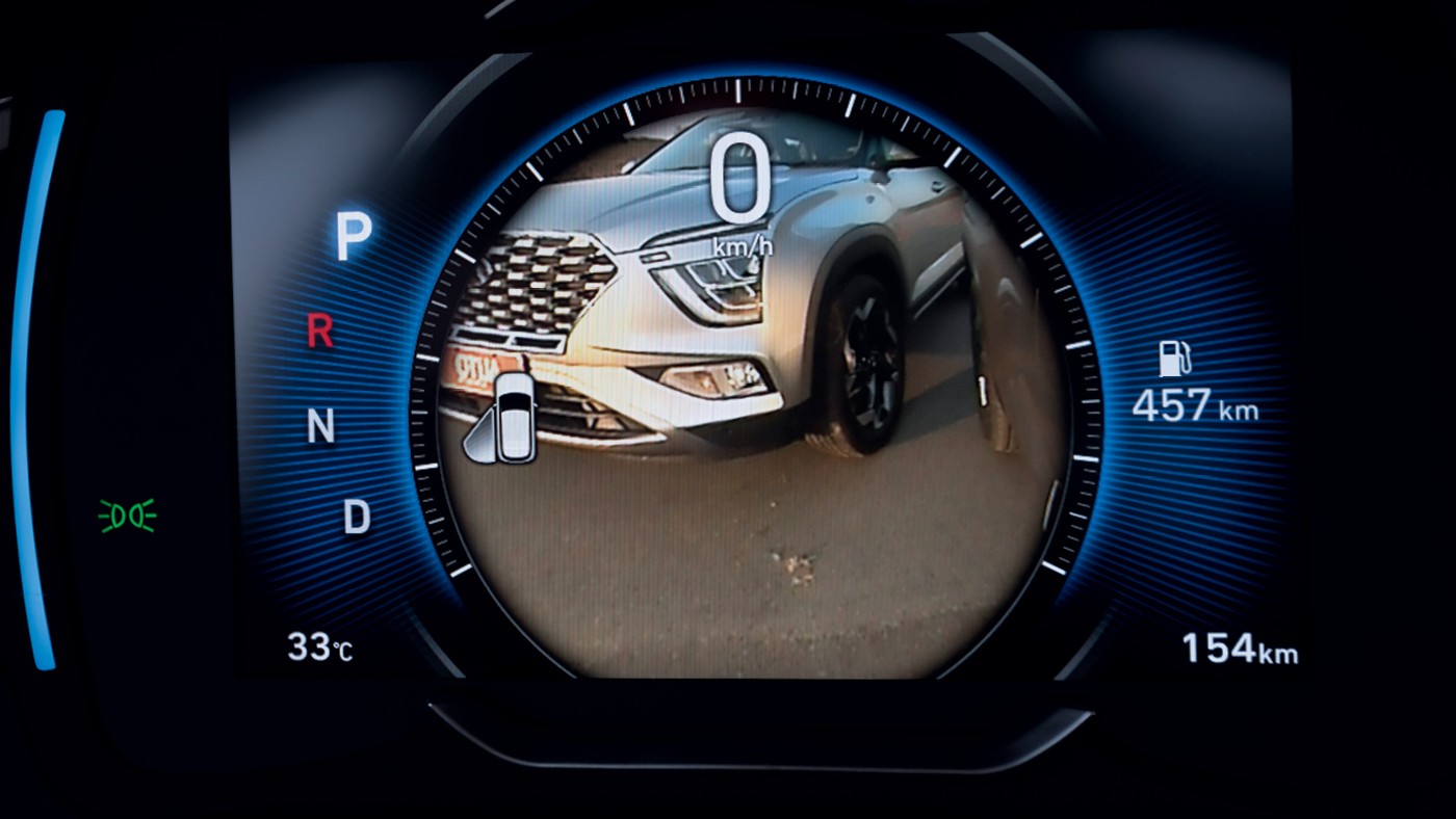Hyundai Creta 2022 - O painel de instrumentos digital exibe as imagens das câmeras dos retrovisores para detectar carros no ponto cego — Foto: Divulgação