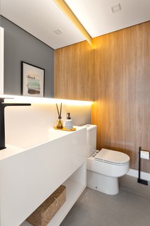 A arquiteta Danyela Corrêa foi a profissional escolhida no projeto do apê de 103 m² apenas para fazer um projeto de instalação de ar-condicionado e reforma do lavabo, marcado pela madeiras e tons sóbrios