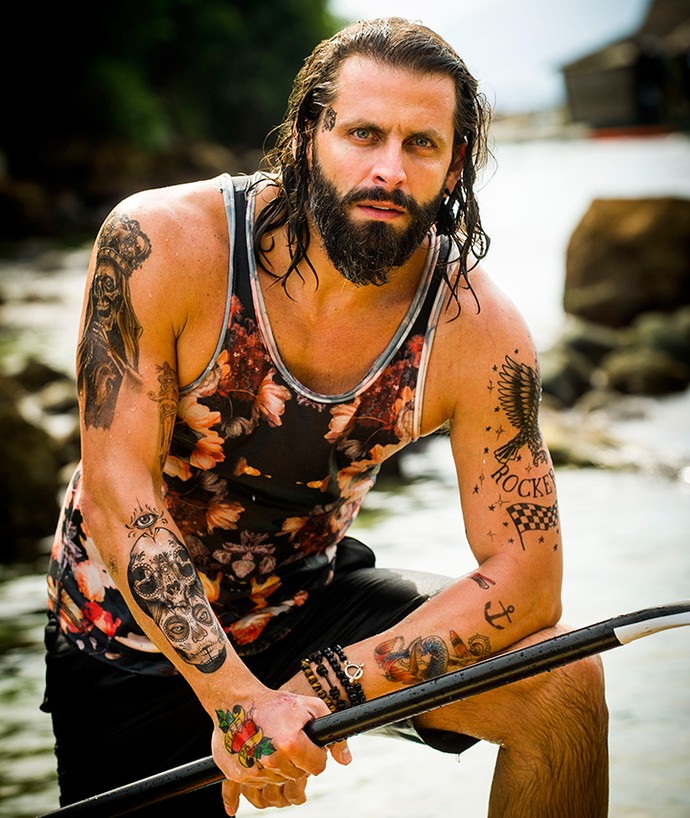 Cabeludo, com barba grande e todo tatuado. Esse é o visual de Ralf Tattoo em 'Sol Nascente' (Foto: TV Globo / João Miguel Júnior)