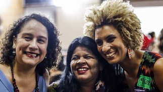 Luciana Boiteux, que foi candidata à vice-prefeita do Rio em 2016; a índia Sonia Guajajara e Marielle Franco  — Foto: Divulgação/PSOL