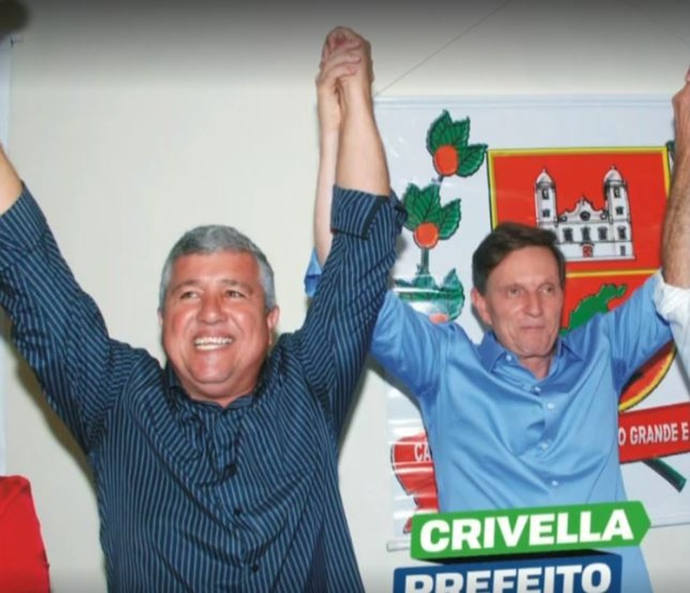 Luiz Carlos Joaquim da Silva, o Dentinho, ao lado de Crivella em foto — Foto: Reprodução/TV Globo