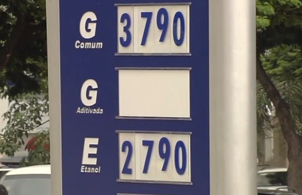 Preço da gasolina aumenta outra vez e chega a R$ 3,79 em postos de Goiás (Foto: Reprodução/TV Anhanguera)
