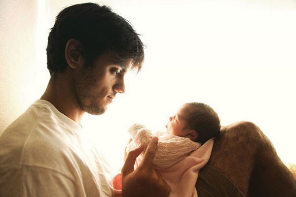Felipe Simas com a filha (Foto: Reprodução Instagram)