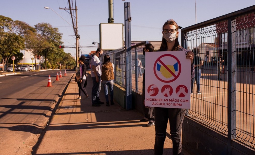 Voluntários que organizavam fila de carros aproveitavam para orientar participantes sobre regras para se prevenir do coronavírus — Foto: Igreja Bola de Neve/Divulgação