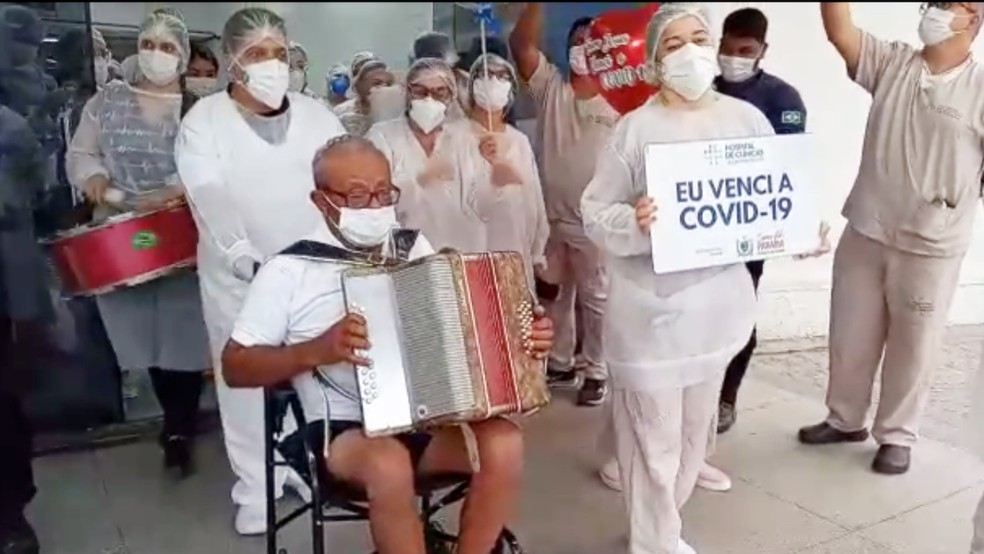 José Carlos se recuperou da Covid-19 e deixou hospital tocando sanfona — Foto: Divulgação/SES-PB