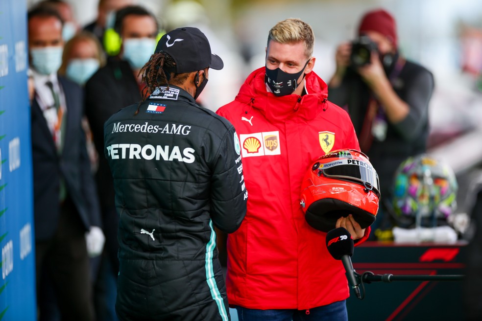 Lewis Hamilton cumprimenta Mick Schumacher, filho do heptacampeão, após a vitória em Nürburgring — Foto: Peter Fox/Getty Images