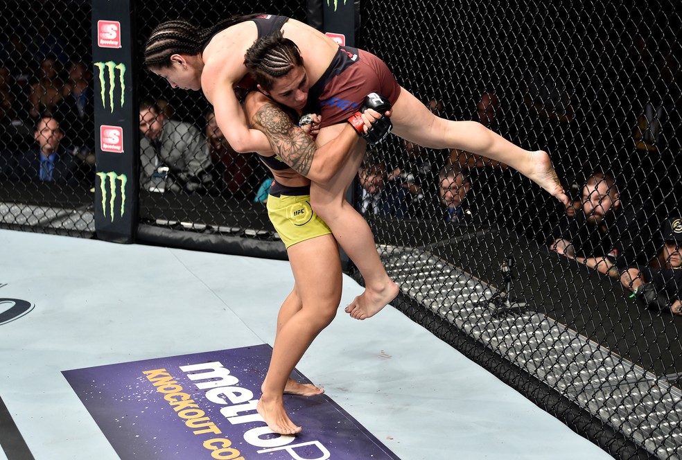 Jéssica Bate-Estaca ergue a americana Tecia Torres: brasileira sobrou nas quedas (Foto: Getty Images)