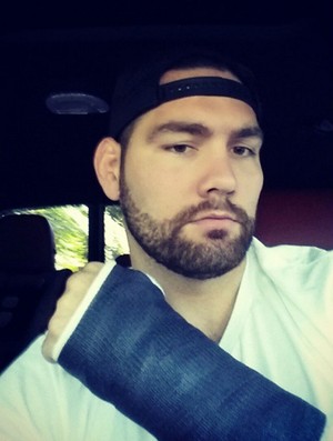 Cris Weidman braço machucado (Foto: Reprodução / Instagram)