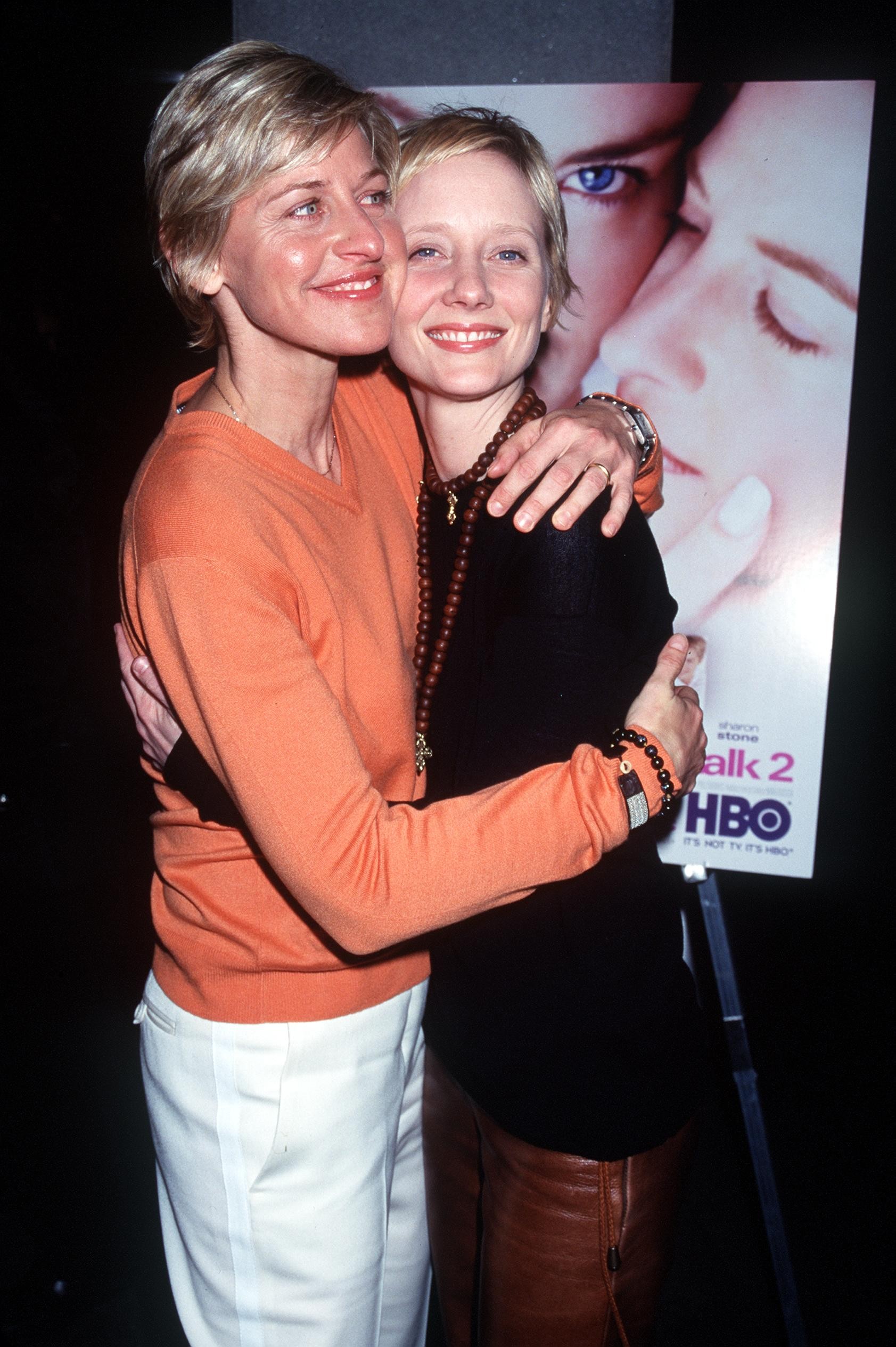 A atriz e apresentadora Ellen DeGeneres e a atriz Anne Heche em uma foto datada de agosto do ano 2000 (Foto: Getty Images)