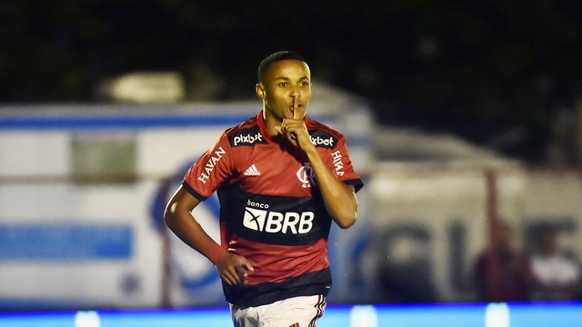 Lázaro comemora segundo gol do Flamengo contra a Portuguesa