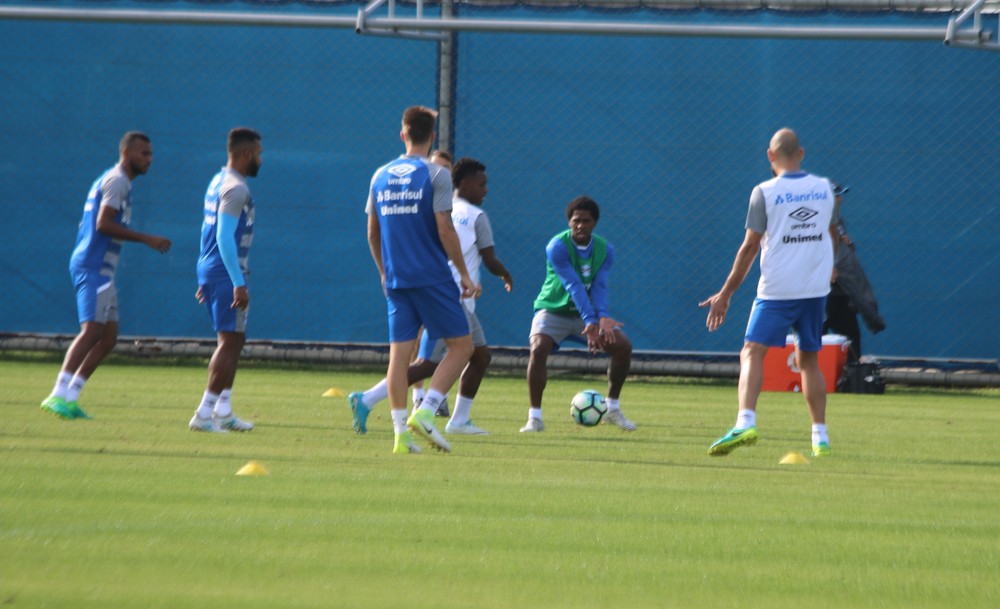 Grêmio tem atividade leve para titulares e ausência de Maicon em treino