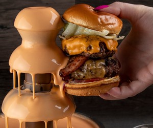 Torre de cheddar e burger de coxinha: Casal compra lanchonete com faturamento baixo e reverte situação com itens instagramáveis