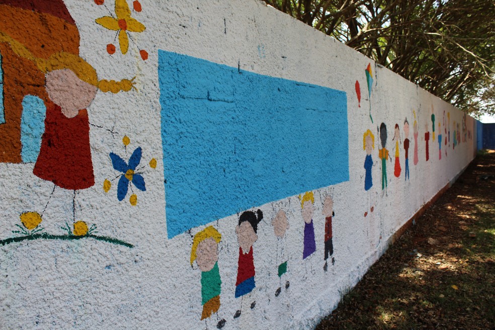 Muro de escola em Ji-Paraná é pintado durante projeto com brincadeiras antigas — Foto: Gedeon Miranda/G1