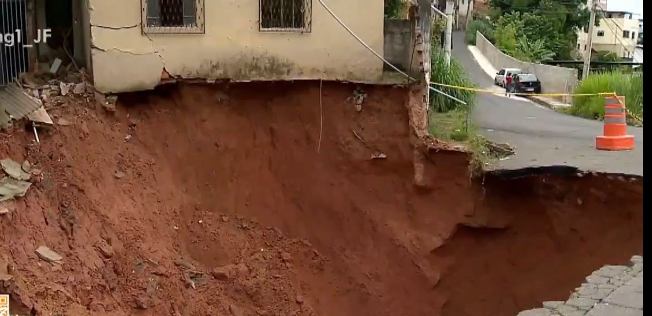 Cratera aberta no Bairro Bonfim aumenta e ameaça novas casas em Juiz de Fora