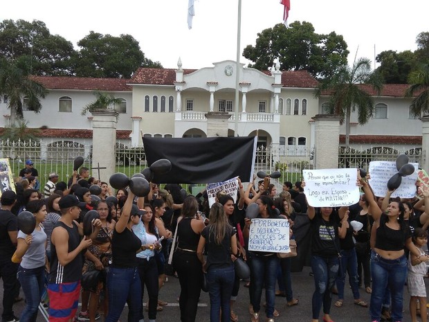 Manifestantes caminharam até o Palácio dos Despachos e foram recebidos para dialogar. (Foto: Arthur Sobral/G1) Manifestantes caminharam até o Palácio dos Despachos e foram recebidos para dialogar. (Foto: Arthur Sobral/G1)