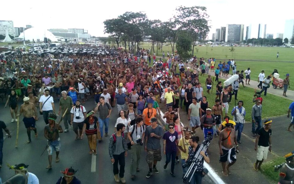Indígenas marcham no Eixo Monumental, em Brasília, e pedem maior demarcação de terras (Foto: Marília Marques/G1)