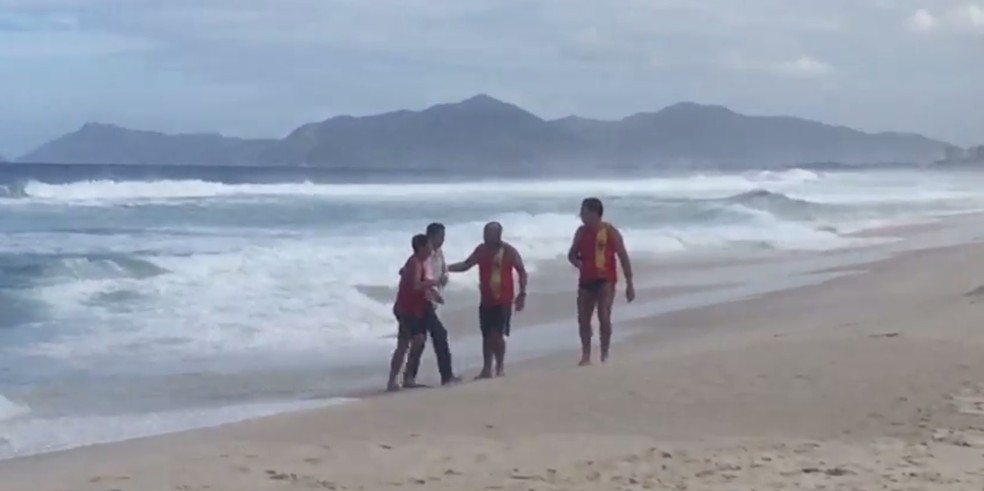 09heli4 - Helicóptero cai na praia da Barra da Tijuca e deixa um morto e 3 feridos