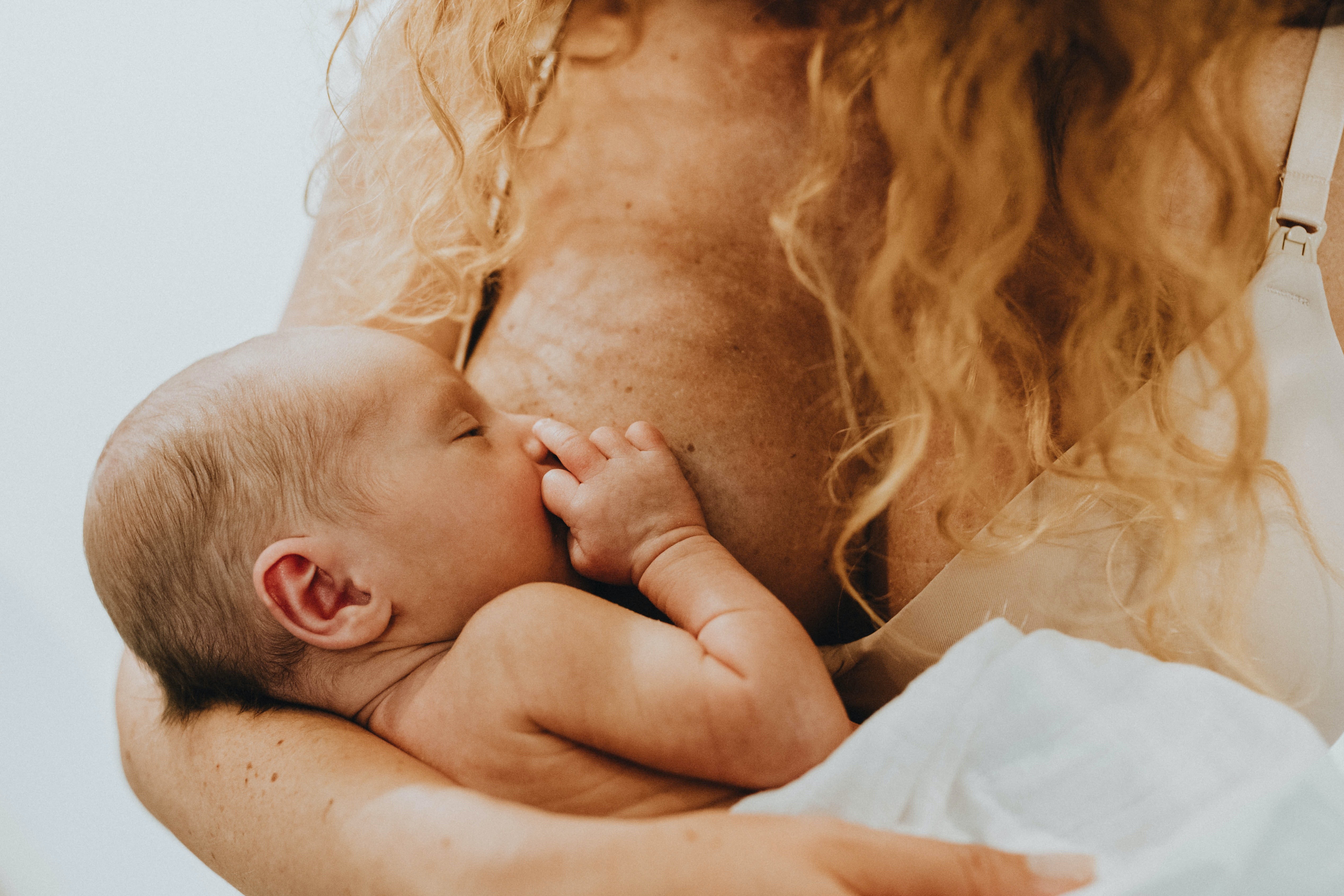 Mãe amamentando seu bebê (Foto: Helena Jankovičová Kováčová/ Pexels)