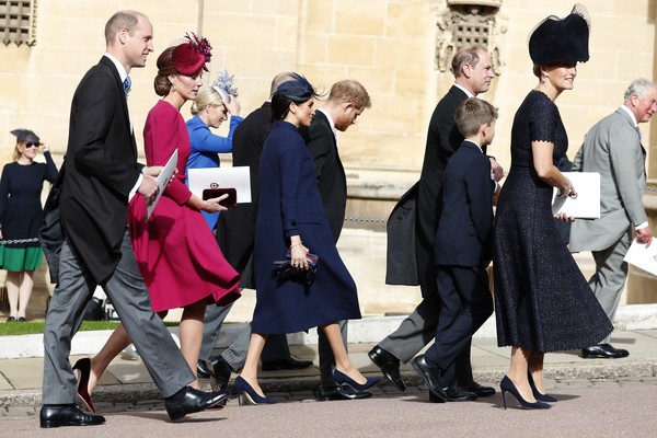 A atriz Meghan Markle com o príncipe Harry e outros membros da família real durante o casamento da princesa Eugenie (Foto: Getty Images)