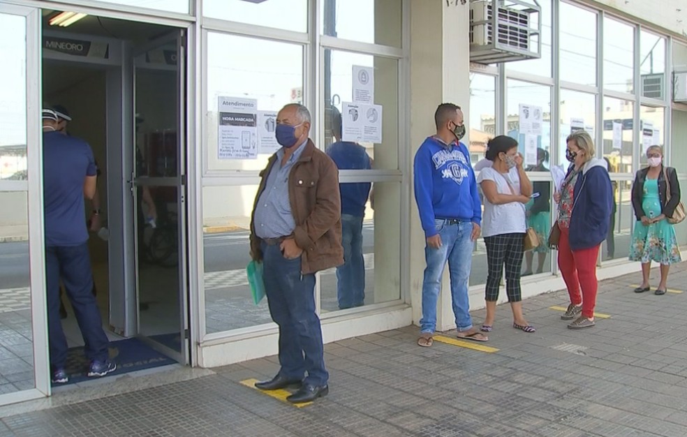 Agência do INSS de Bauru registrou fila na segunda-feira (21) — Foto: TV TEM/Reprodução