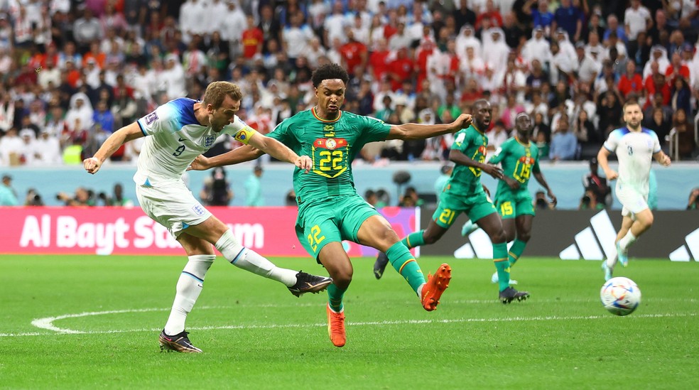 Kane chuta para marcar contra Senegal — Foto: Reuters