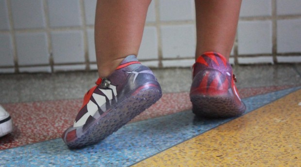 Os calçados têm palmilhas irregulares para imitar o solo (Foto: Divulgação)