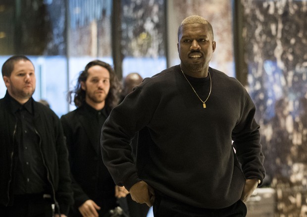 Kanye West chegando na Trump Tower (Foto: Getty Images)
