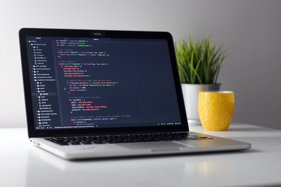 Navegar por sites de streaming piratas deixa a sua máquina aberta a riscos — Foto: Clément Hélardot/Unsplash