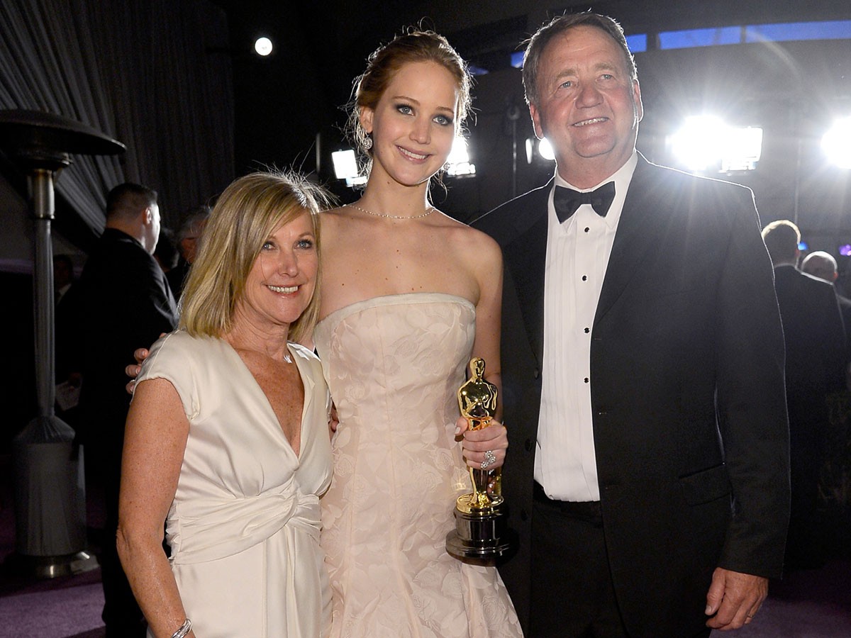 Jennifer Lawrence e seus pais na cerimônia do Oscar de 2012 (Foto: Getty Images)