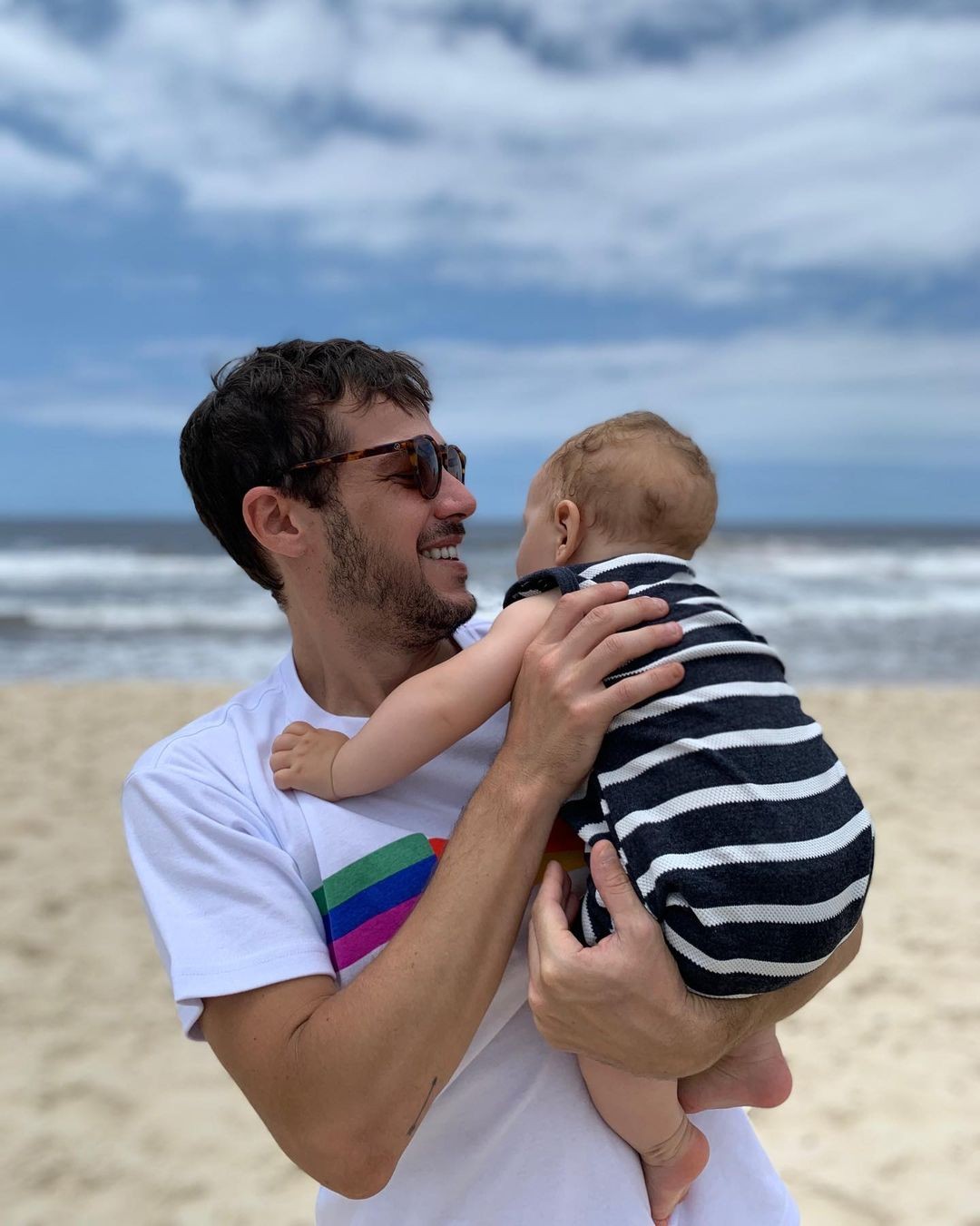 Jayme Matarazzo posa com o filho em praia e fala sobre paternidade  (Foto: Reprodução / Instagram)