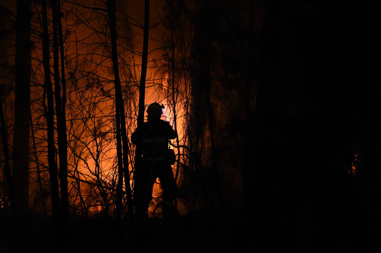 Ativo há mais de uma semana, o incêndio em Besseges destruiu 630 hectares de floresta — Foto: SYLVAIN THOMAS / AFP