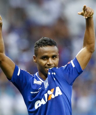 Valorizado pelo clube, Élber espera, com paciência, pela hora de ser titular