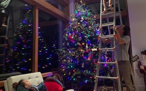 Camila Alves mostra Matthew McConaughey e filhos montando árvore de Natal  