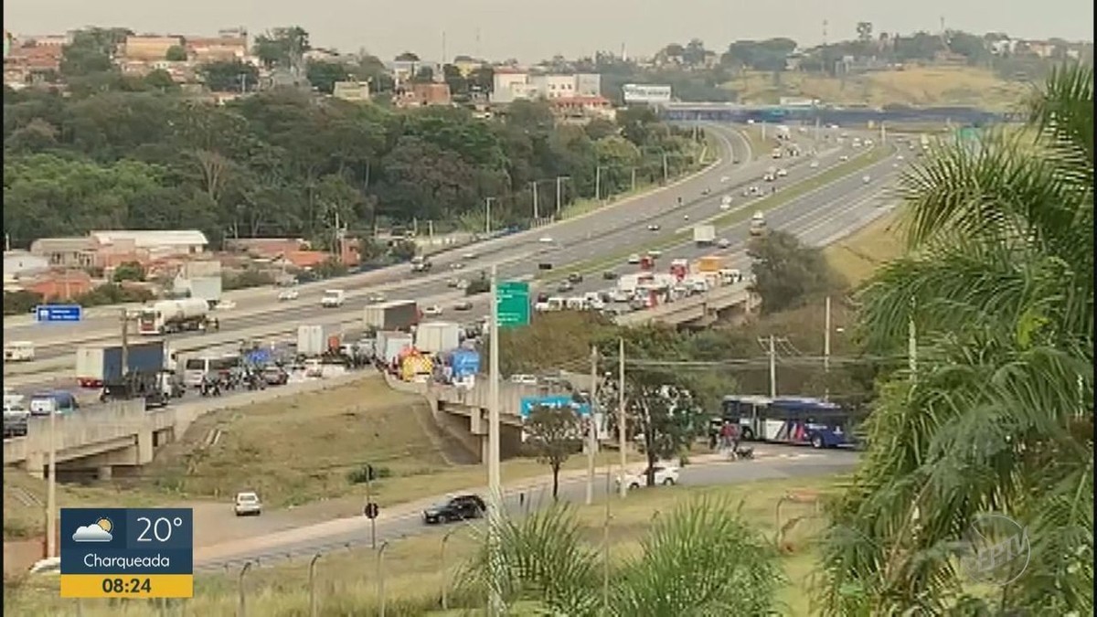Engavetamento com 4 veículos interdita via marginal da Rodovia D. Pedro I, em Campinas